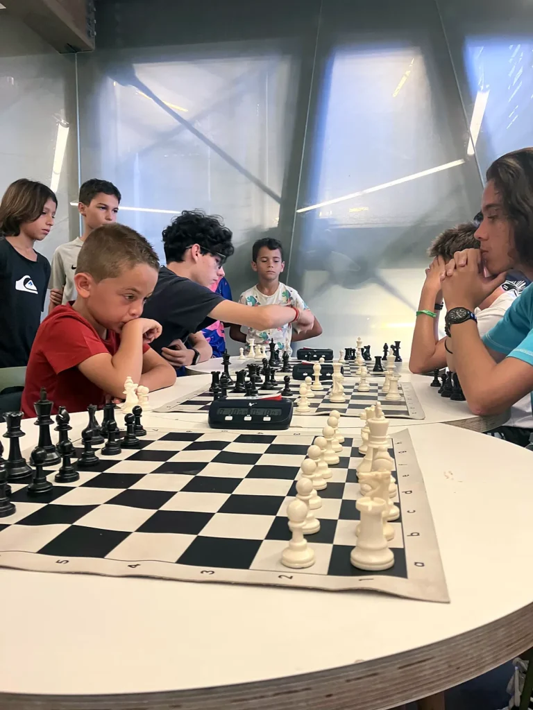 Jeunes joueurs concentrés à la médiathèque Baguett