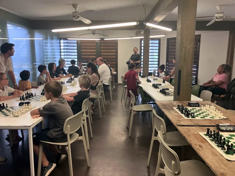 Vue d’ensemble du tournoi intergénérationnel à la médiathèque Baguett