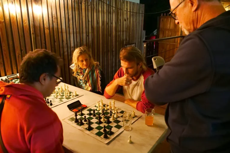 Partie de blitz suivie par des spectateurs au Demeter