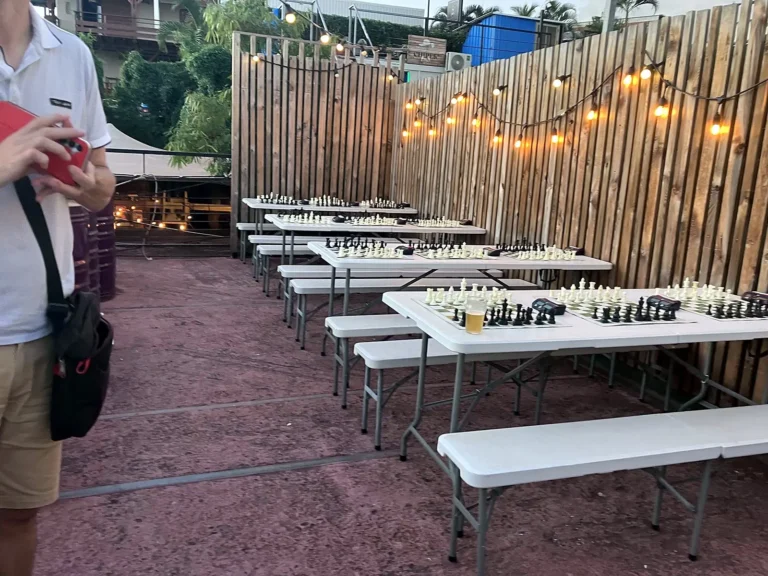 Tables de tournoi sous les guirlandes, rooftop du Demeter à Saint-Leu