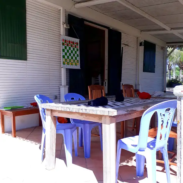 Les tables prêtes pour l’atelier aux Brisants, Saint-Gilles-les-Bains