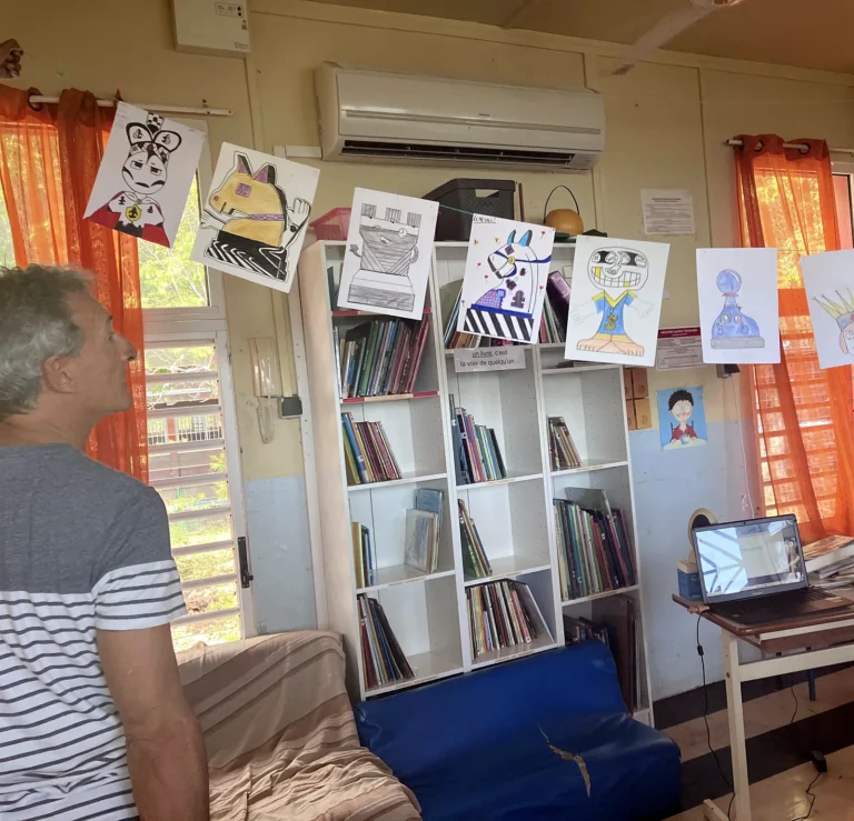 Guirlande de dessins à la bibliothèque