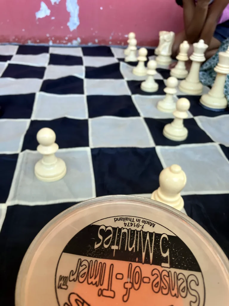 Sablier de 5 minutes à côté de l’échiquier