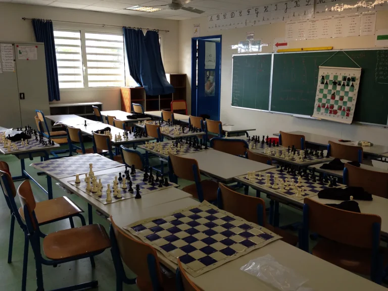 Salle de classe préparée avec des échiquiers en 2014