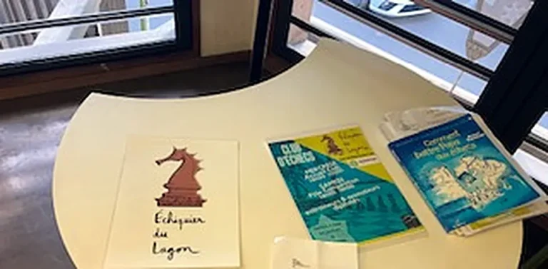 Table d’accueil de l’Échiquier du Lagon avec dépliants