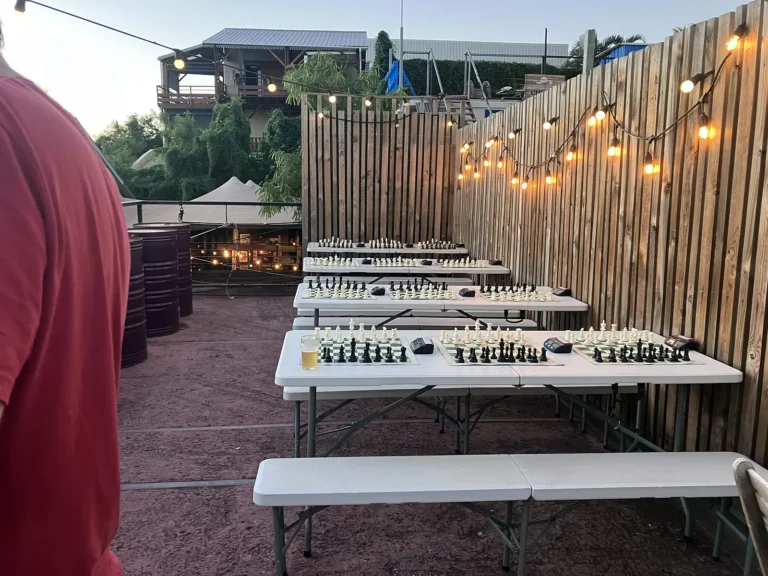 Rooftop du Demeter avec les tables prêtes