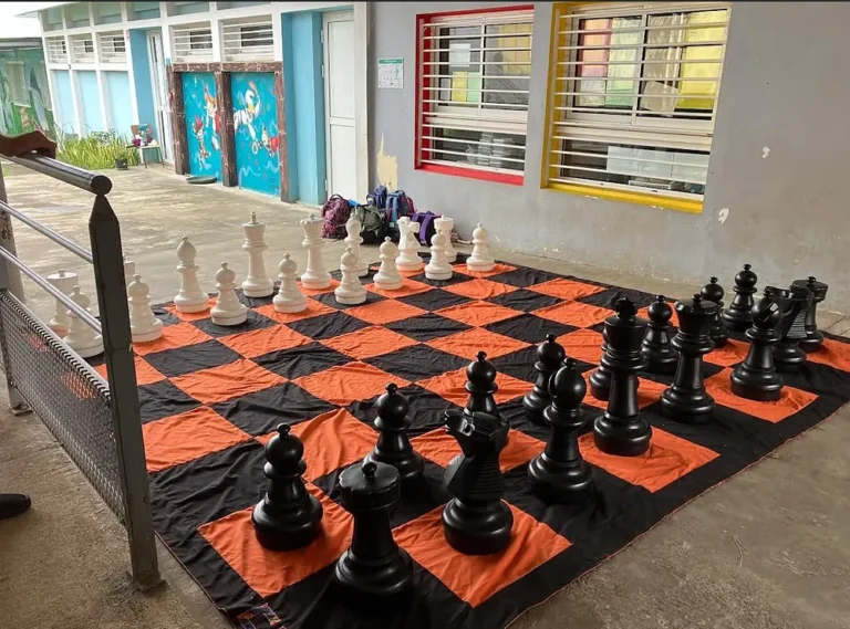 Échiquier géant installé pour la fête des échecs