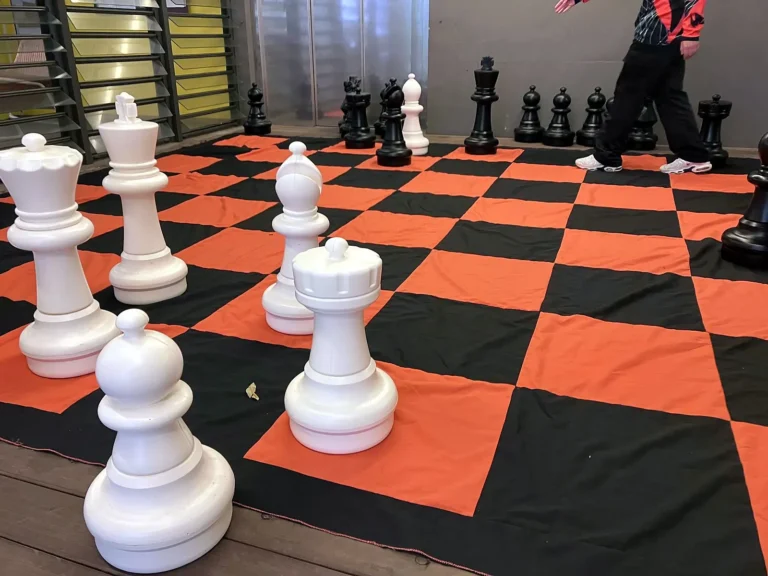 Échiquier géant à la médiathèque de Saint-Leu