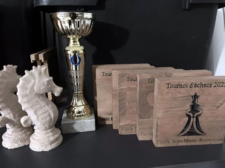 Trophées en bois et hippocampes du tournoi Jean Macé