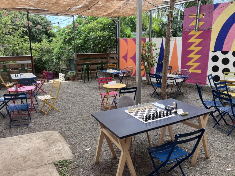 La cour colorée de Lakour prête pour un tournoi