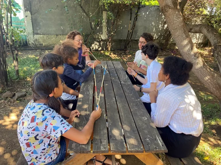 Jeux sous le manguier à Lakour