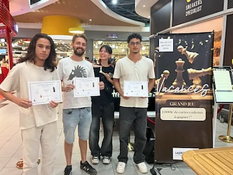Lauréats du tournoi avec leurs diplômes