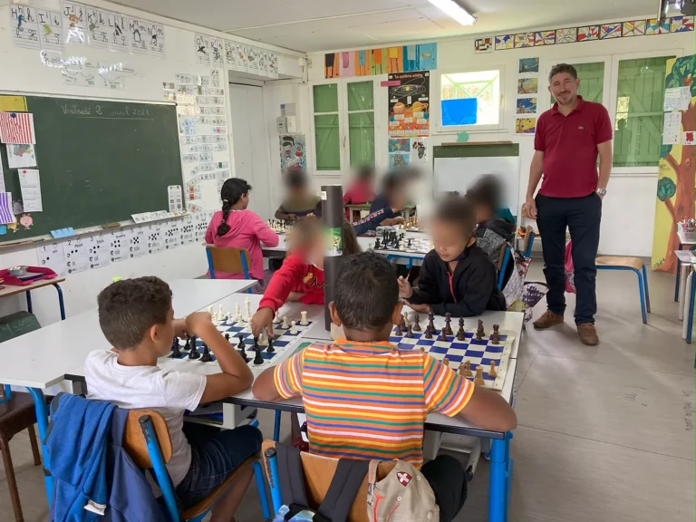 Atelier d’échecs dans une classe de Mafate