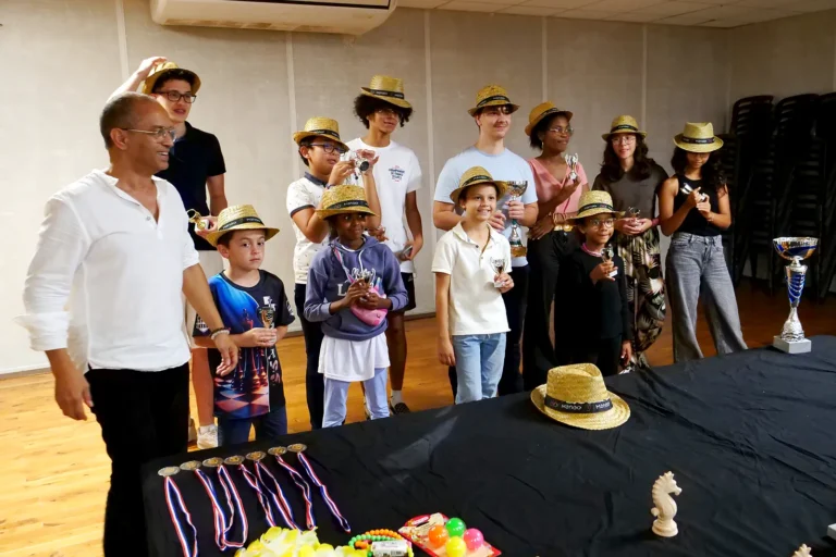 Les lauréats du Masters 2025 de Saint-Leu, chapeaux sur la tête et coupes en main