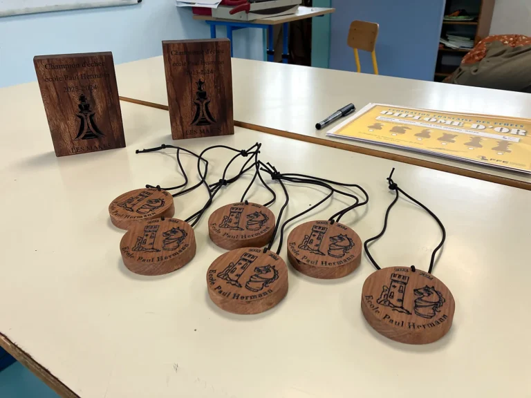 Médailles en bois d’un tournoi à l’école Paul Hermann