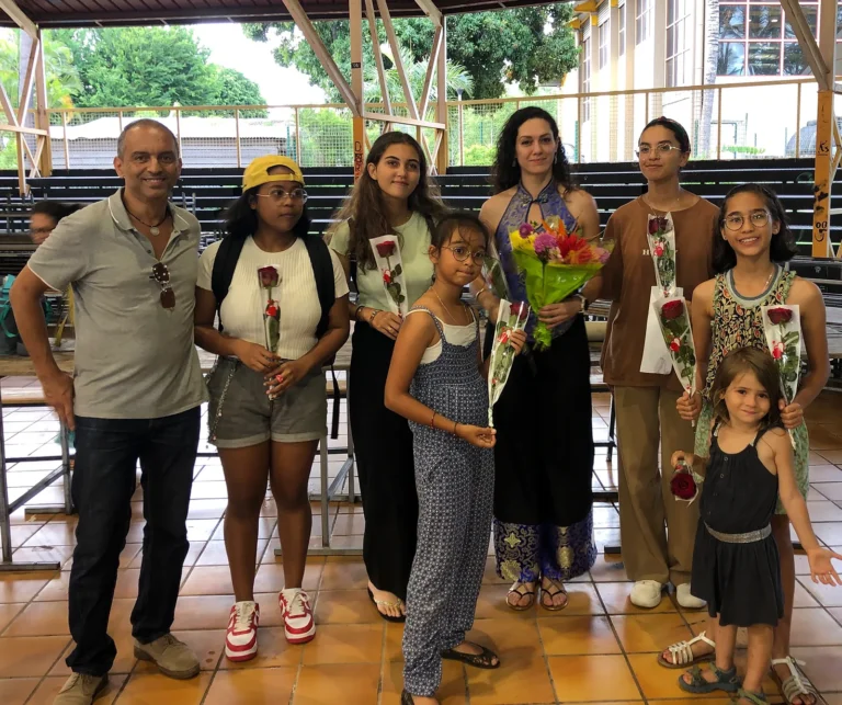 Remise des roses à Natacha Benmesbah