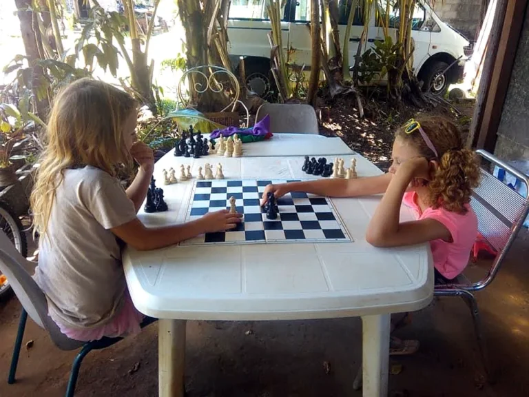 Deux jeunes filles jouent aux échecs en plein air