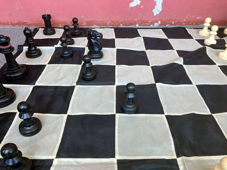 Pièces sur un échiquier en tissu